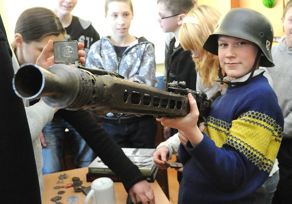 Ученики одной из сельских школ Латвии во время урока патриотизма. Фото ИТАР-ТАСС/ Тимур Субханкулов