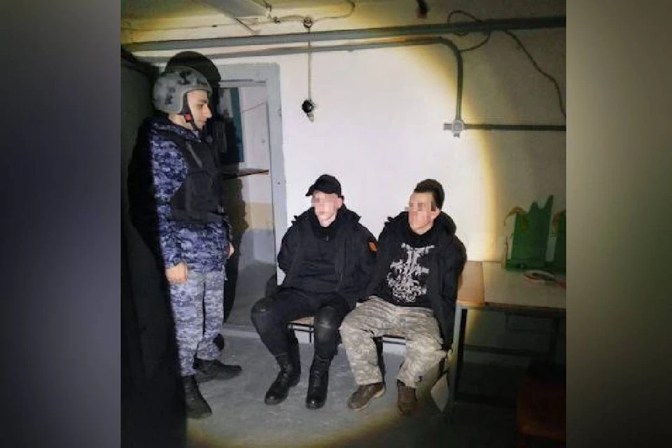 Двое 18-летних парней вломились в школьный склад с пневматическим оружием. Фото: пресс-служба главного управления Росгвардии по Петербургу и Ленобласти.
