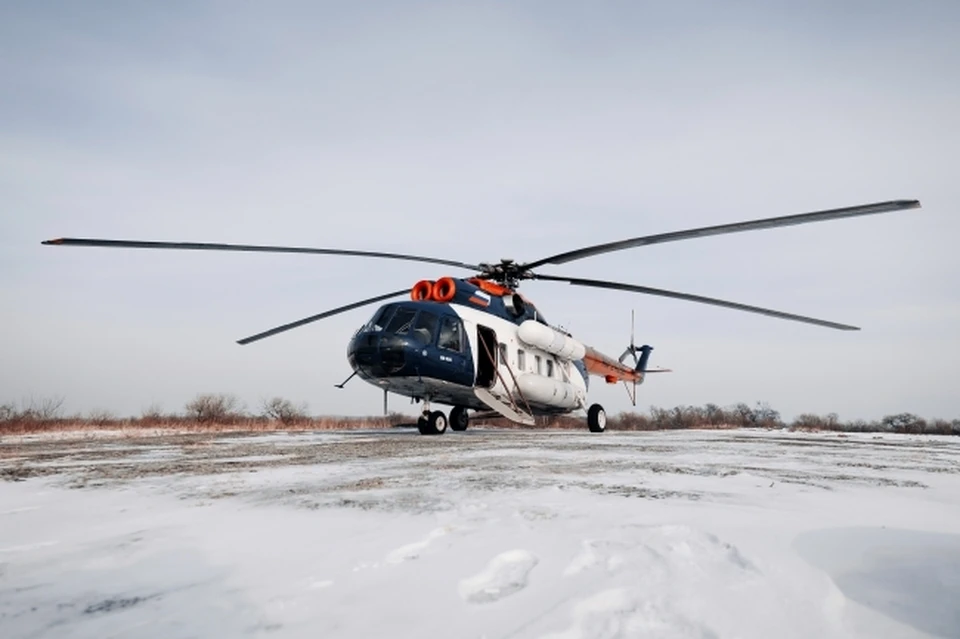 Мать с ребенком покидают вертолет в Хабаровске