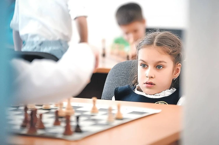 На английский - с двух лет, на шахматы - с трех? Стоит ли начинать учить ребенка в раннем возрасте