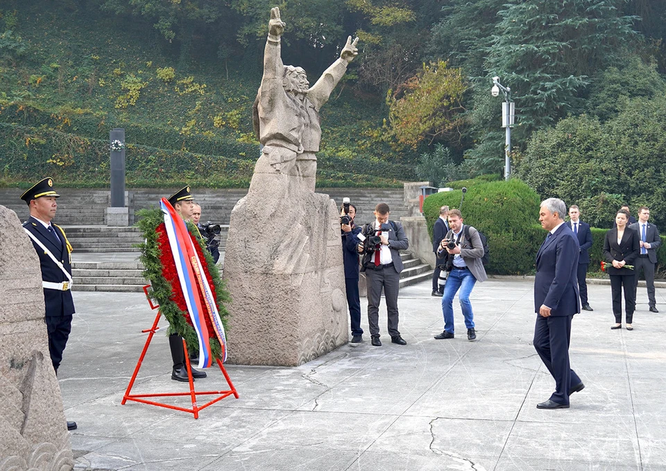 Вячеслав Викторович возложил венок к мемориалу на горе Цзыцзиньшань, склонил голову в честь наших героев и их азиатских братьев по авиакрылу.