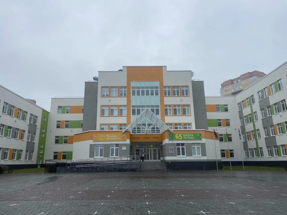 В тюменском лицее №81 с потолка рухнула штукатурка.