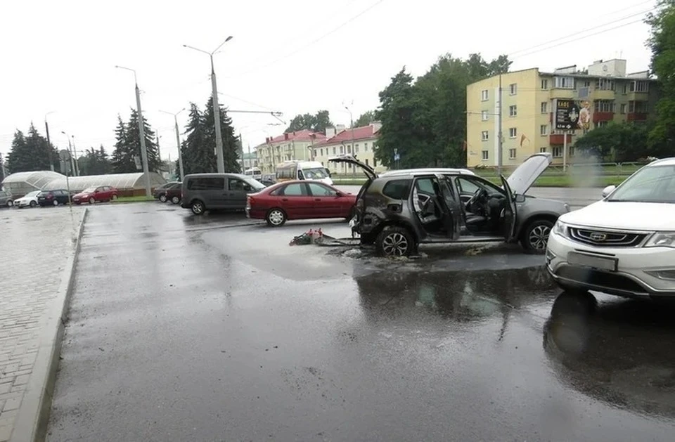 Пенсионерка в Гомеле по указанию мошенников летом 2023 взяла два кредита на 19 тысяч рублей и подожгла две машины. Фото: sk.gov.by