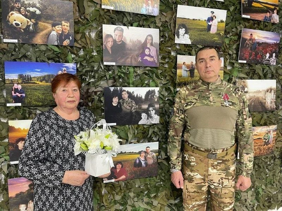 Экспозицию составляют 27 коллажей