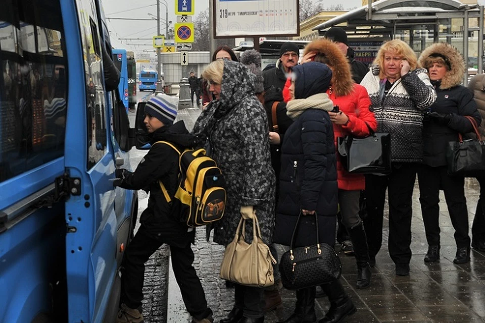 Школьник пошел в школу пешком.