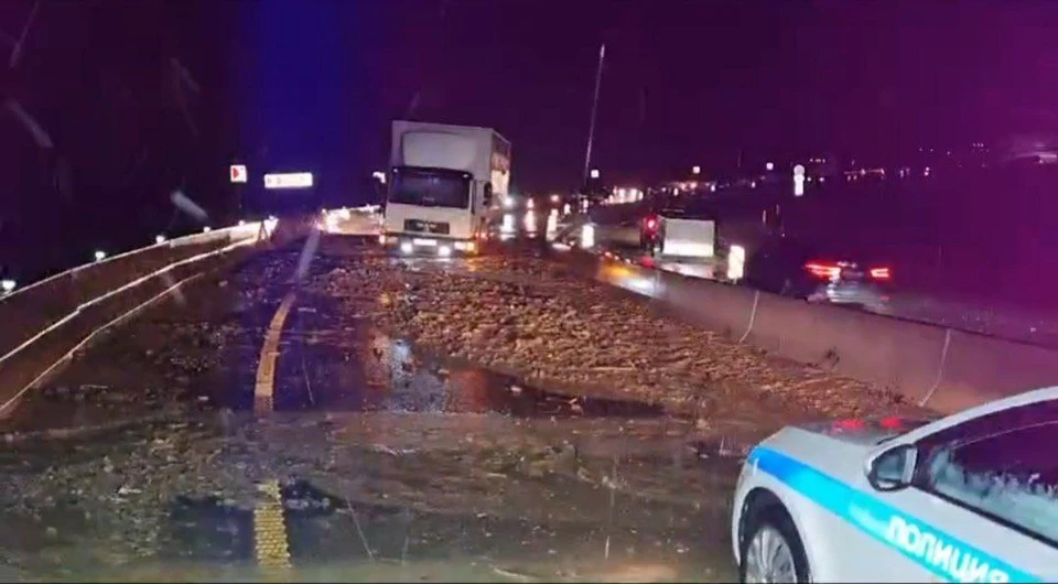 Селевой поток сошел на грузовик.