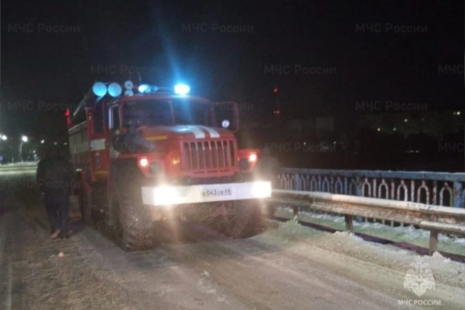 Спасатели успели вытащить человека из воды живым. Фото: ГУ МЧС РФ по Тверской области