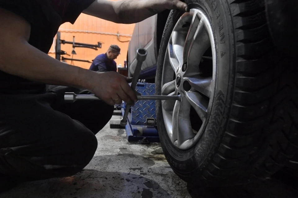 В Ростове из-за открытого люка автовладельца повредили колеса на машинах