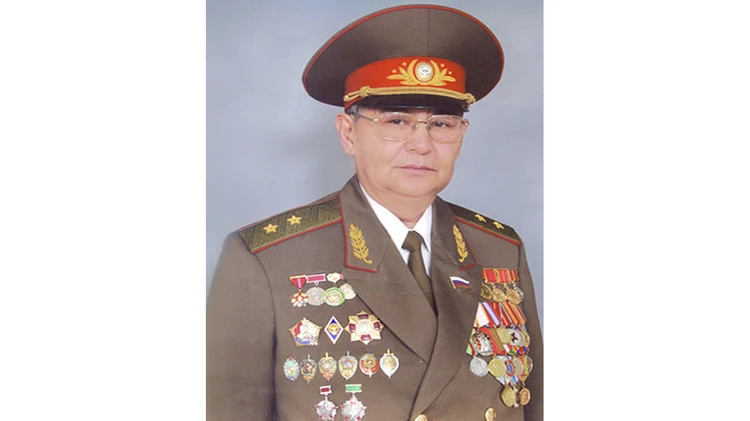 Поздравление генерал-лейтенанта Айтбаева Т.С. в связи с его 80-летием Президентом Клуба генералов и ветеранов органов национальной  безопасности (КГБ-ГКНБ) Кыргызстана