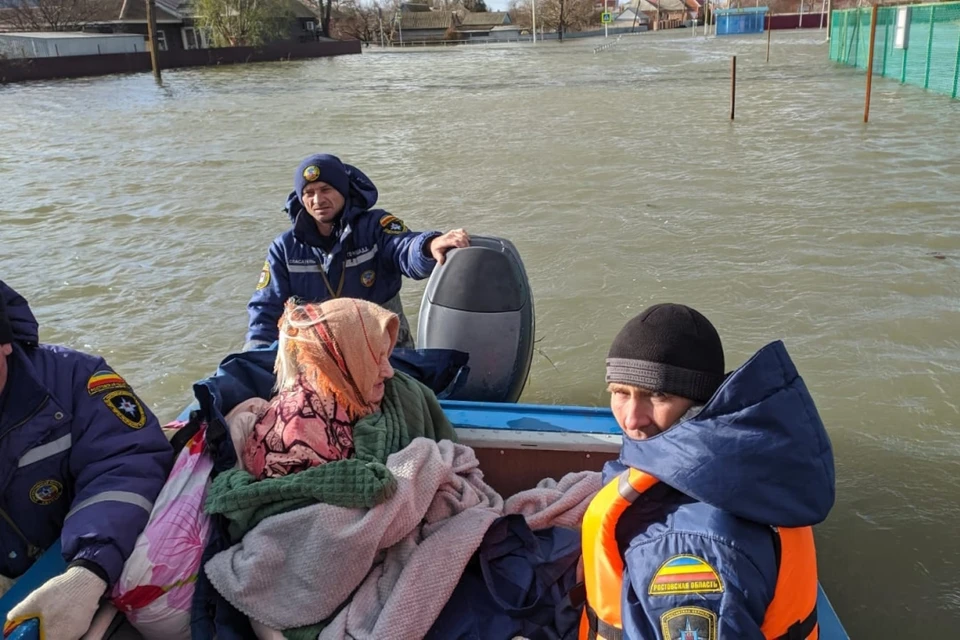 Людей эвакуировали уже из 25 поселений. Фото: Ростовская областная служба спасения на воде