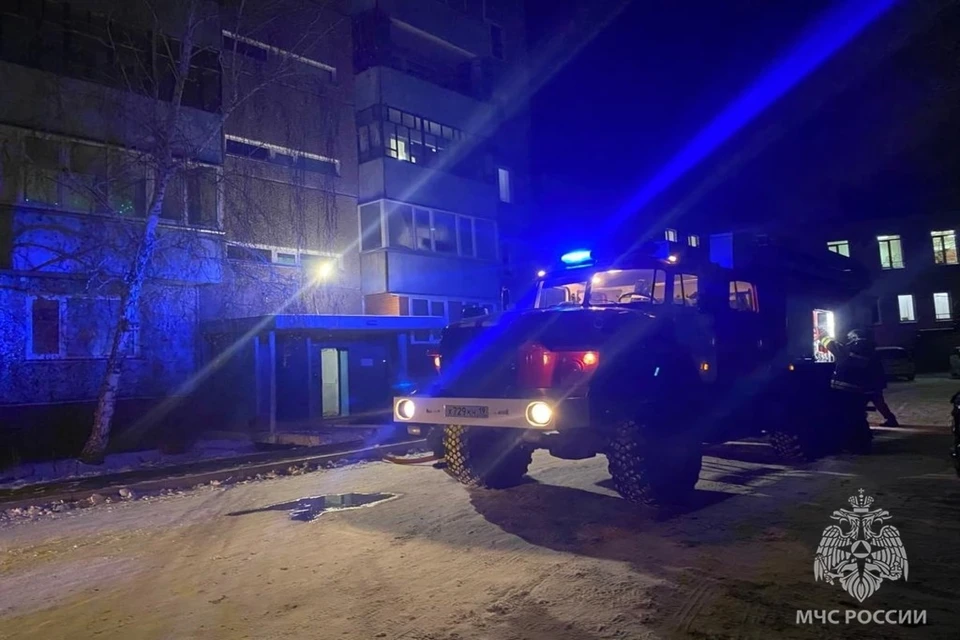 Пожар начался ночью, и многие жильцы проснулись от дыма в их квартирах. Фото: МЧС по Красноярскому краю