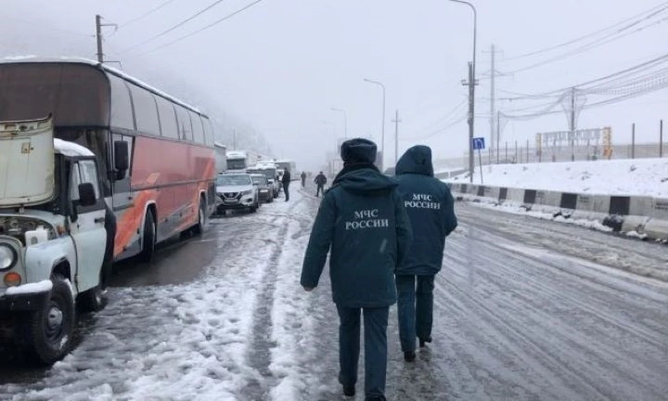 Очередь ожидающих проезда по Военно-Грузинской дороге растет. Фото: пресс-служба ГУ МЧС по Северной Осетии.