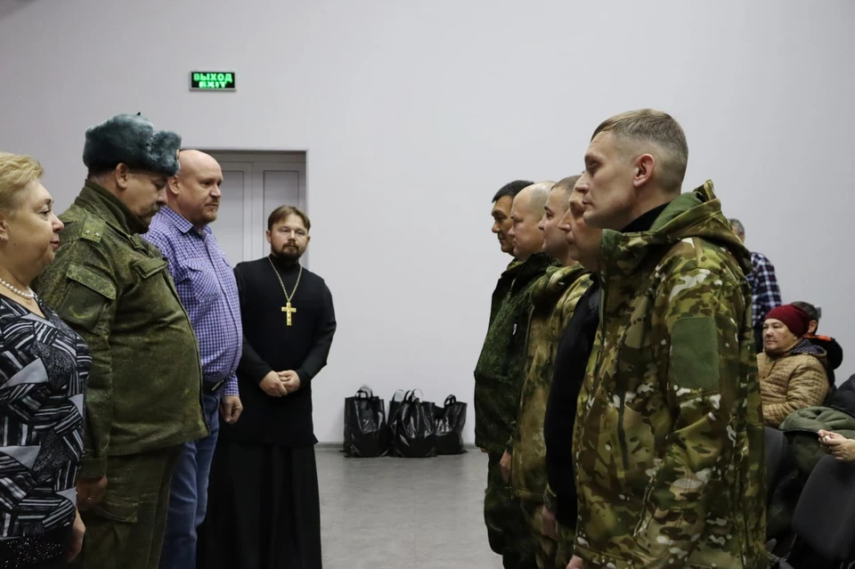 Мужчины – жители округа, решили добровольно отправиться в зону специальной военной операции. Фото: глава Гайского округа Олег Папунин