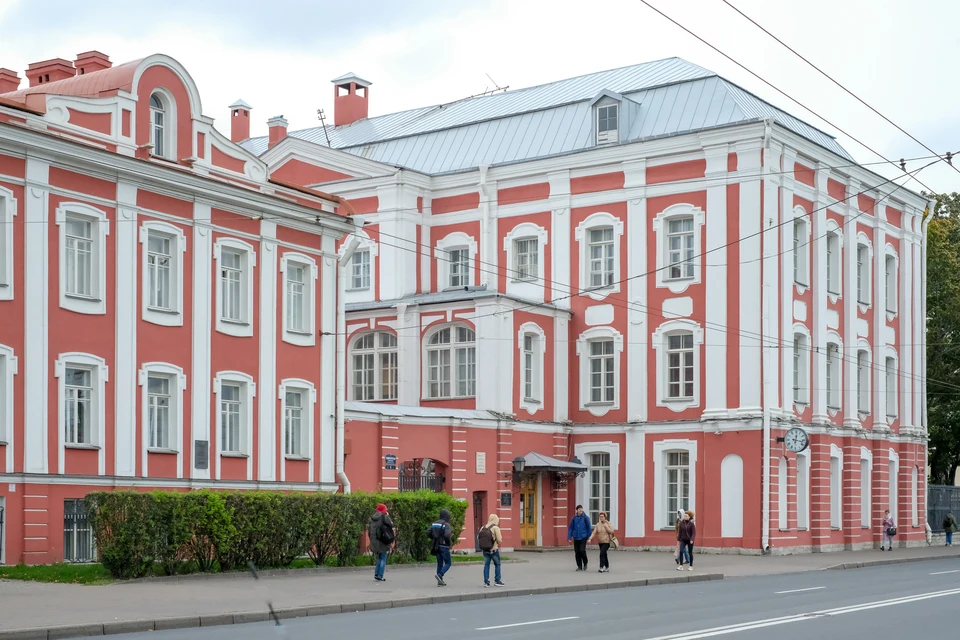 Санкт Петербургский государственный университет - старейший вуз России, он был основан по указу императора Петра I.