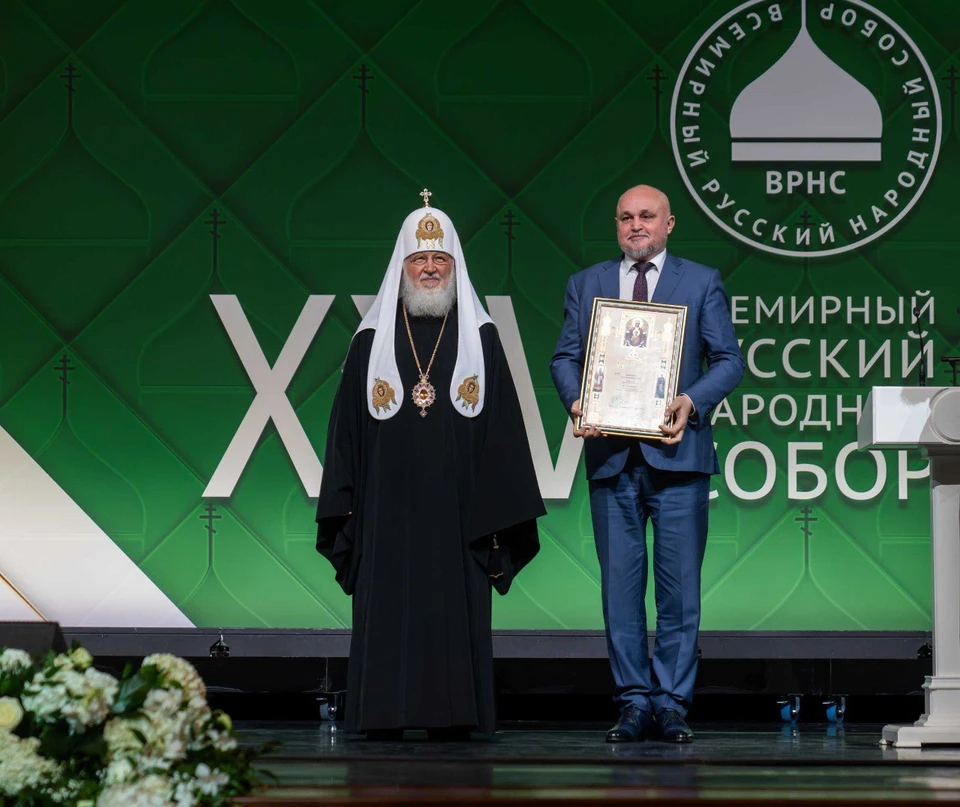 Кирилл вручил Сергею Цивилеву Патриаршую грамоту. Фото - пресс- служба АПК.