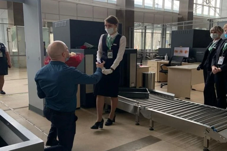 Предложение руки и сердца на рабочем месте в аэропорту Красноярск. Фото предоставлено Натальей Мальчиковой