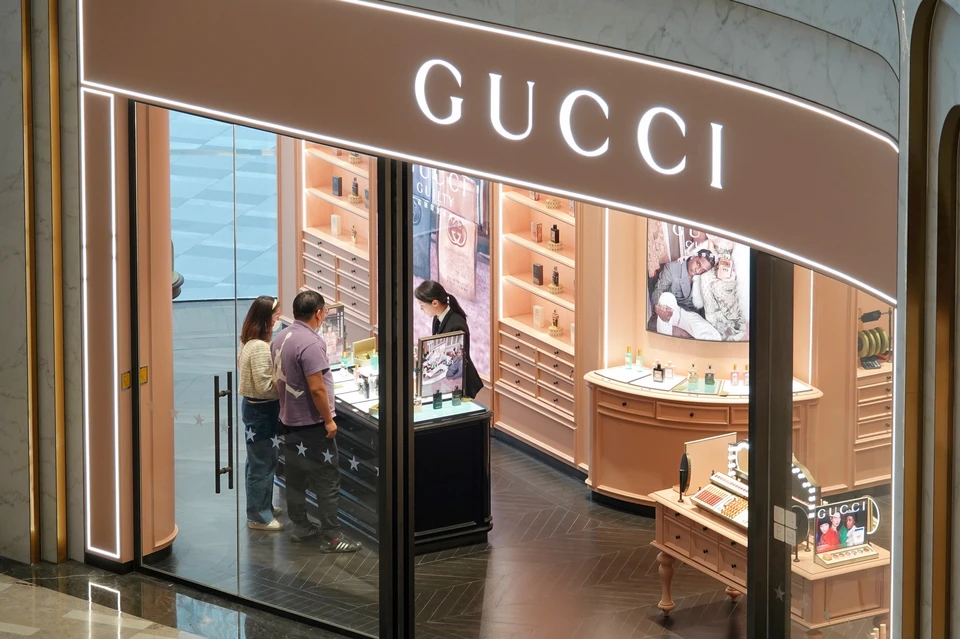 Протест работников Gucci был вызван планами бренда по переводу 153 из 219 должностей дизайнерского отдела из Рима в Милан.