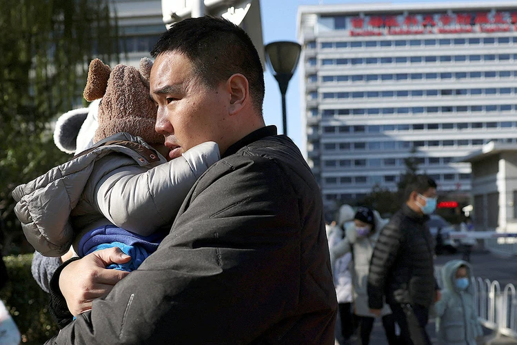 «Девять тысяч пациентов обращаются в одну больницу ежедневно»: из Китая поступают тревожные новости о вспышке детской пневмонии