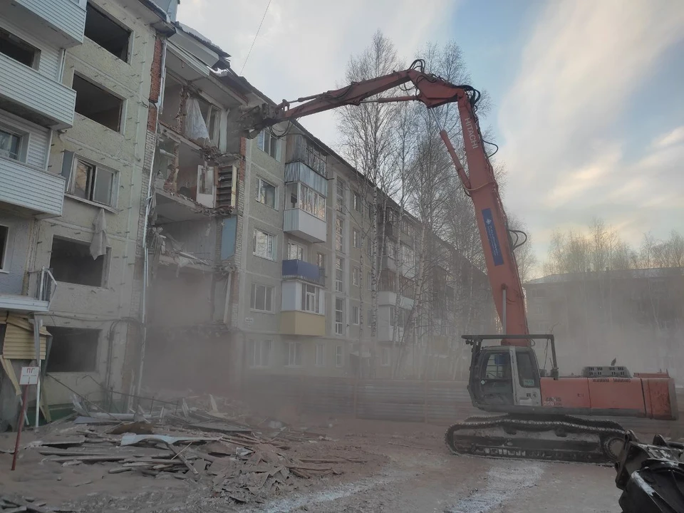 В Нижневартовске продолжается работа по сносу дома №6-A на улице Мира. Фото: телеграм-канал администрации Нижневартовска.