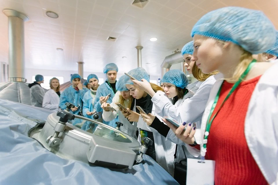 Студенты Высшей биотехнологической школы изучают пивоваренное дело на реальном производстве / Фото: пресс-служба ПК «БАЛТИКА»