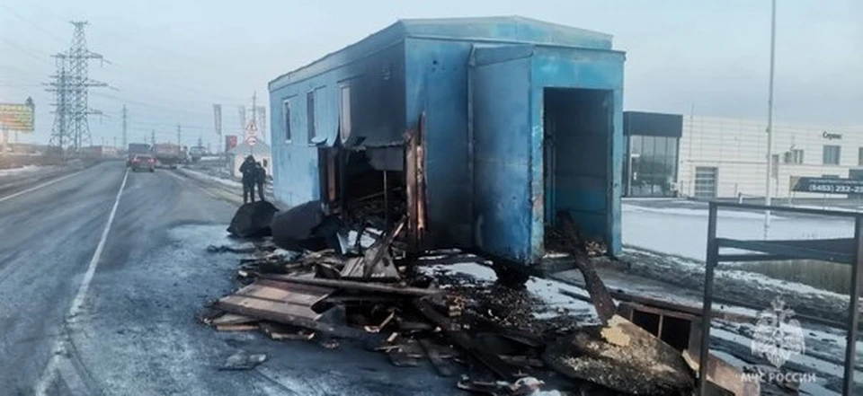 В Балаково Саратовской области на дороге загорелся строительный вагончик (фото: ГУ МЧС Саратовской области)