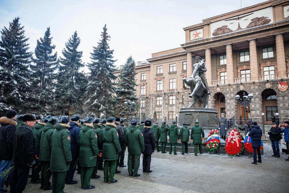 Исполняющий обязанности главы города Игорь Сутягин принял участие в церемонии возложения цветов к памятнику полководца. Фото: администрация Екатеринбурга