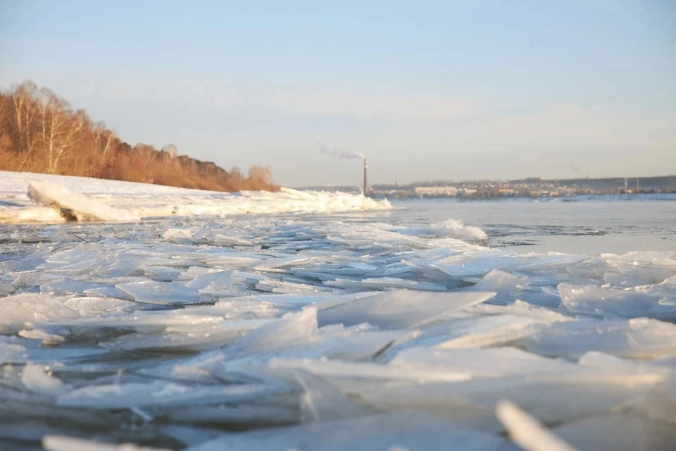 В русле реки скопился рылый лед, который вызывает подъем уровня воды