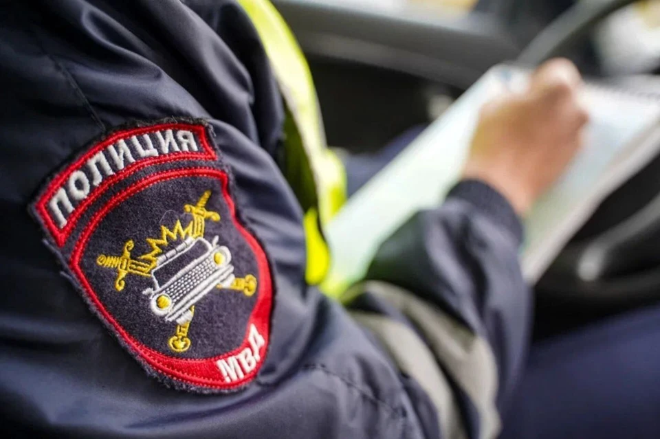 Из-за аварии на дороге образовалась пробка.