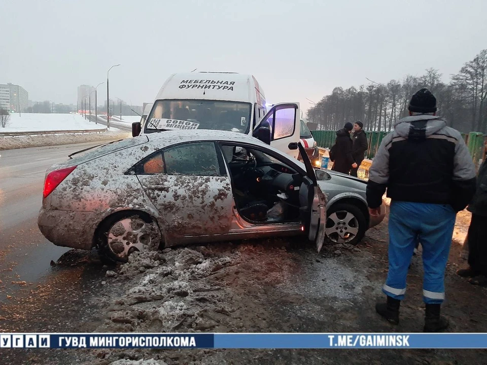 В Минске легковушка врезалась в маршрутку. Фото: телеграм-канал УГАИ ГУВД Мингорисполкома