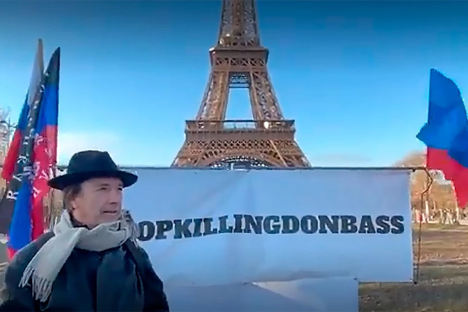В Париже около Эйфелевой башни прошла акция в поддержку жителей Донбасса. Фото: кадр из видео.