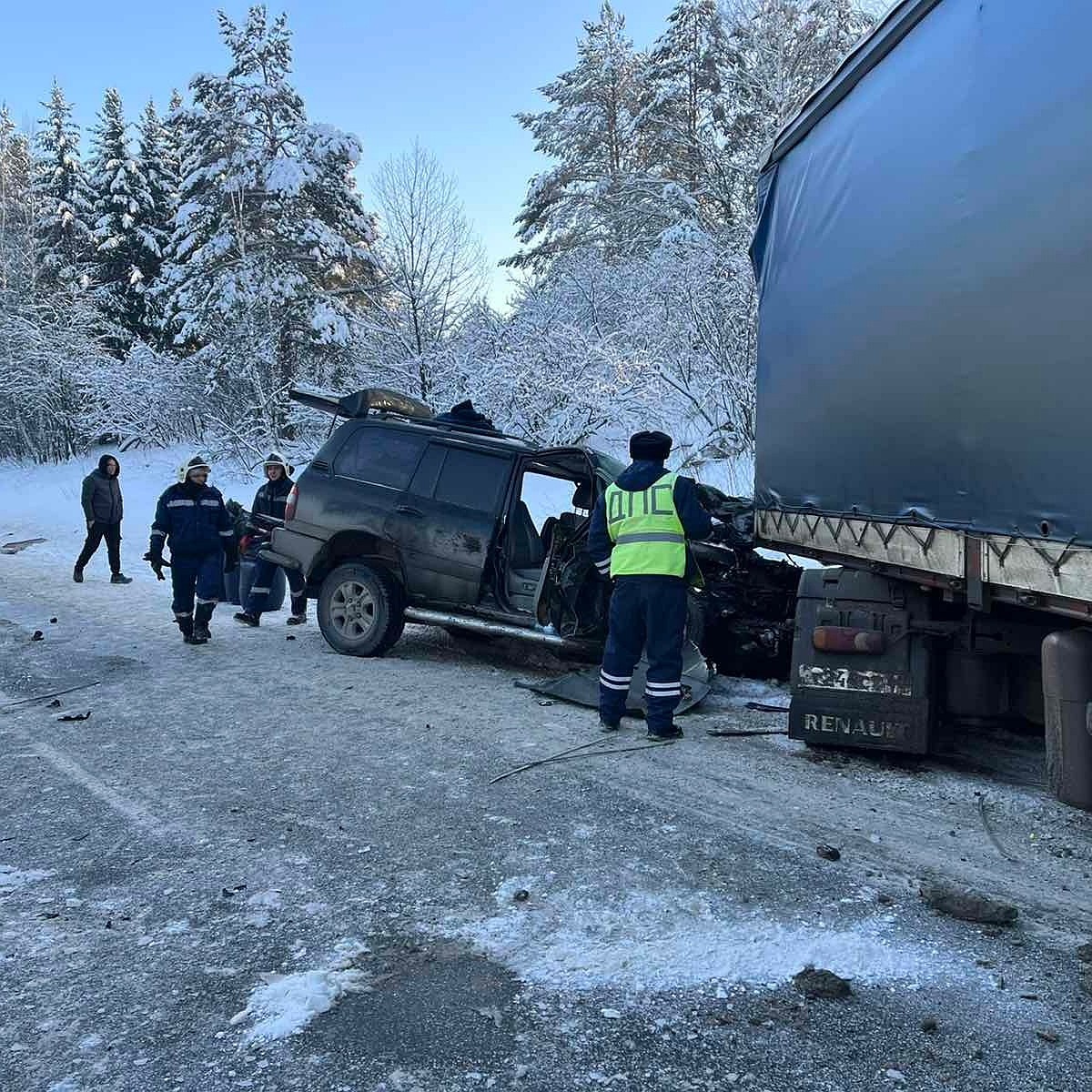 На трассе Пермь-Екатеринбург Toyota Land Cruiser врезалась в грузовик -  KP.RU