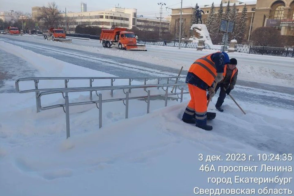 В Екатеринбурге продолжается борьба с последствиями снегопадов Фото: t.me/glavaekbofficial