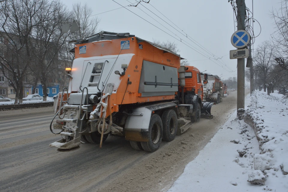 Коммунальная техника обрабатывает дороги в Нижнем Новгороде. Фото: пресс-служба администрации Нижнего Новгорода.