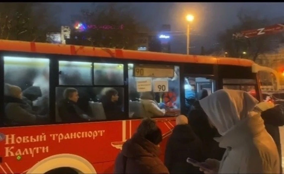 Транспорт на остановку приехал уже переполненным