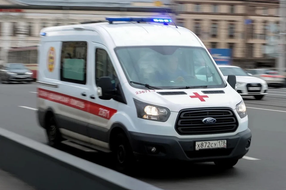 Третьеклассницу увезли в больницу Петербурга с проткнутым вязальной спицей легким.