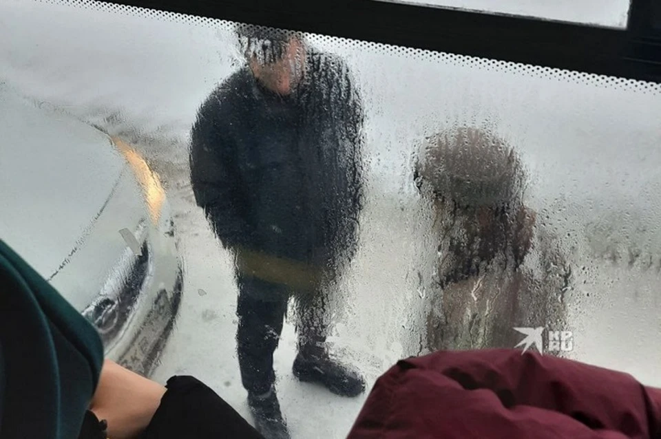 Пассажирам пришлось ждать, пока водители зафиксируют ДТП