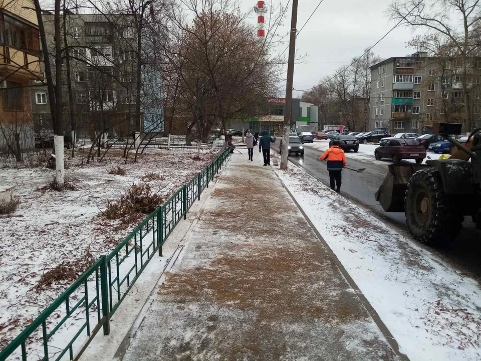 Нижегородцы жалуются на чрезмерную посыпку тротуаров песком и солью.