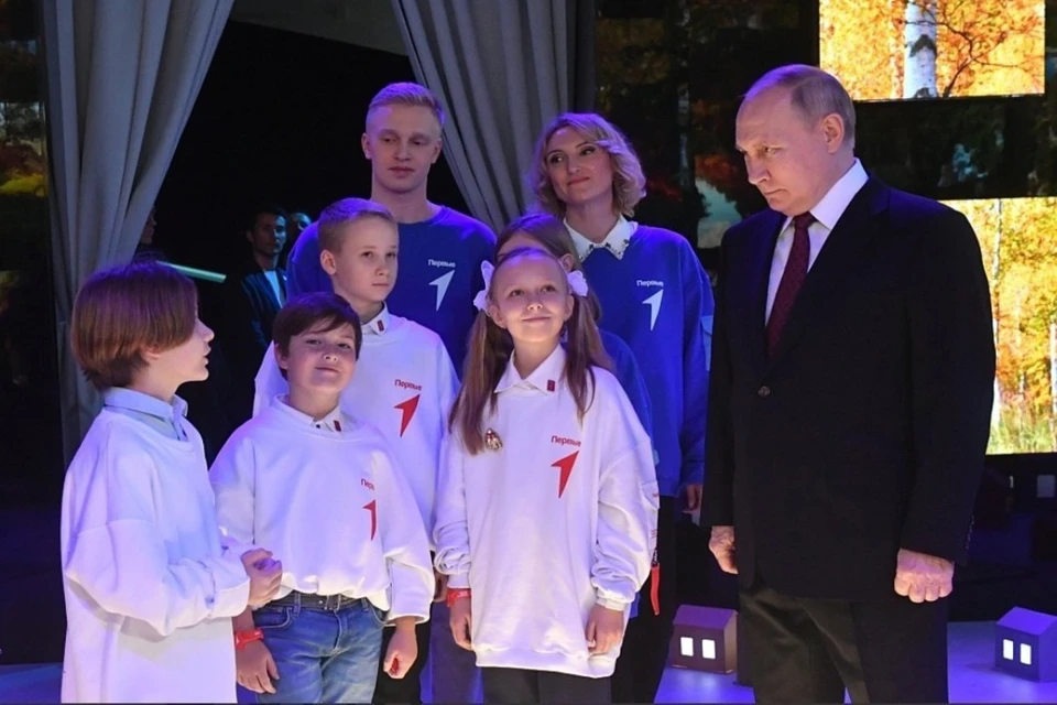 Школьница из Красноярского края провела экскурсию для Владимира Путина. Фото: пресс-служба "Движения Первых"