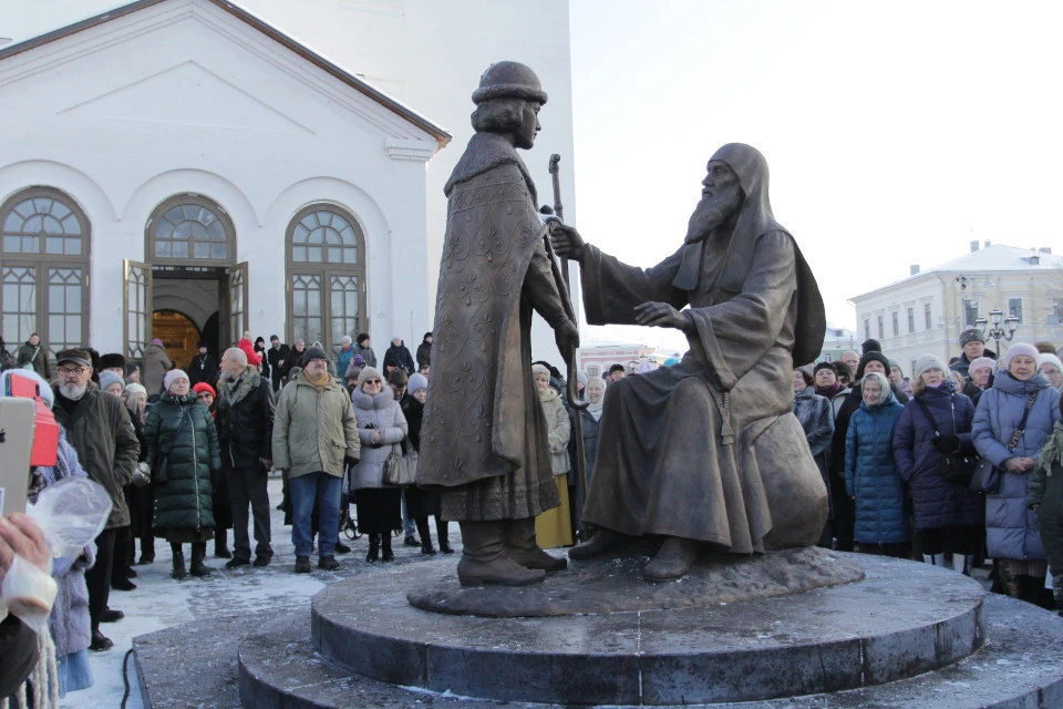 Сюжет монумента отсылает к событиям 13 века.