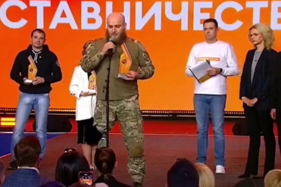 Заслуженную награду Руслану Захарову вручили на выставке-форуме «Россия» Фото: Скриншот видео «1 канал»