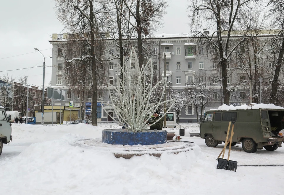 В Смоленске установили один из первых новогодних арт-объектов. Фото: пресс-служба администрации города.