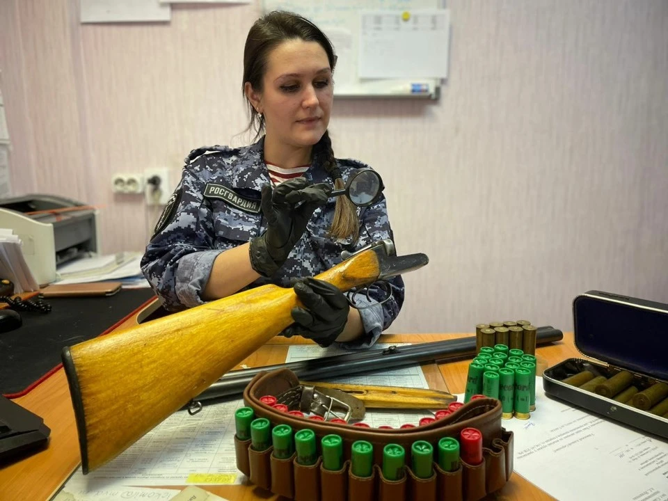 В Сыктывкаре пенсионер пришел в Росгвардию с оружием и патронами. Фото: Росгвардия по Республике Коми.