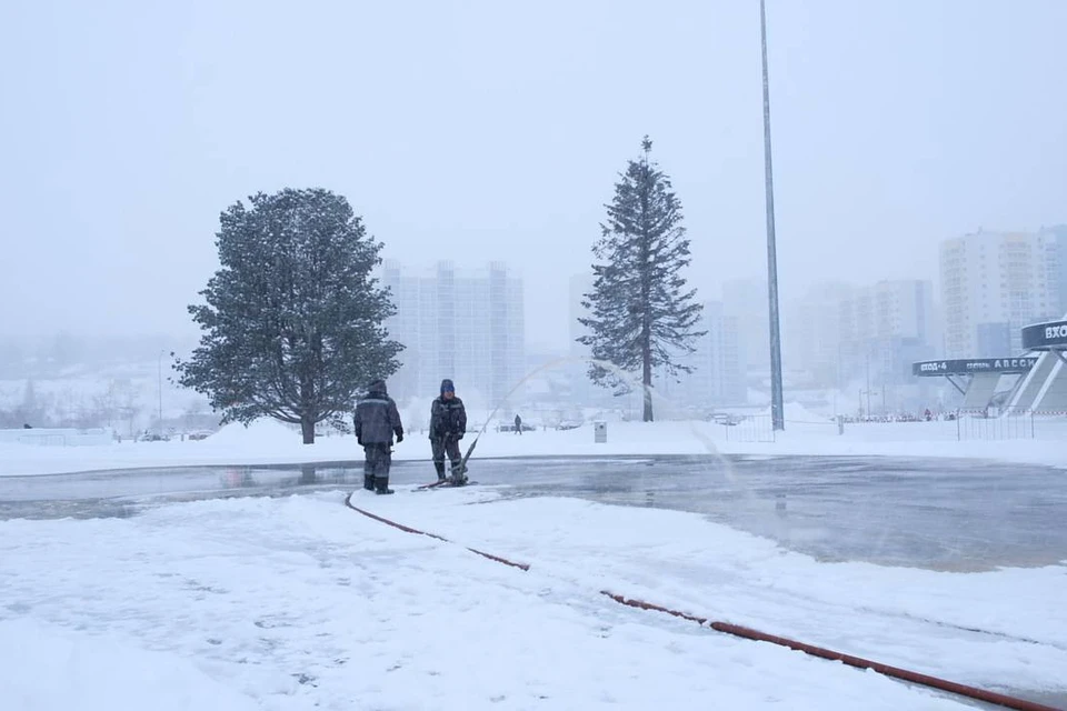 В Олимпийском парке столицы Кузбасса начали заливать ледовый каток. Фото: РЦСС