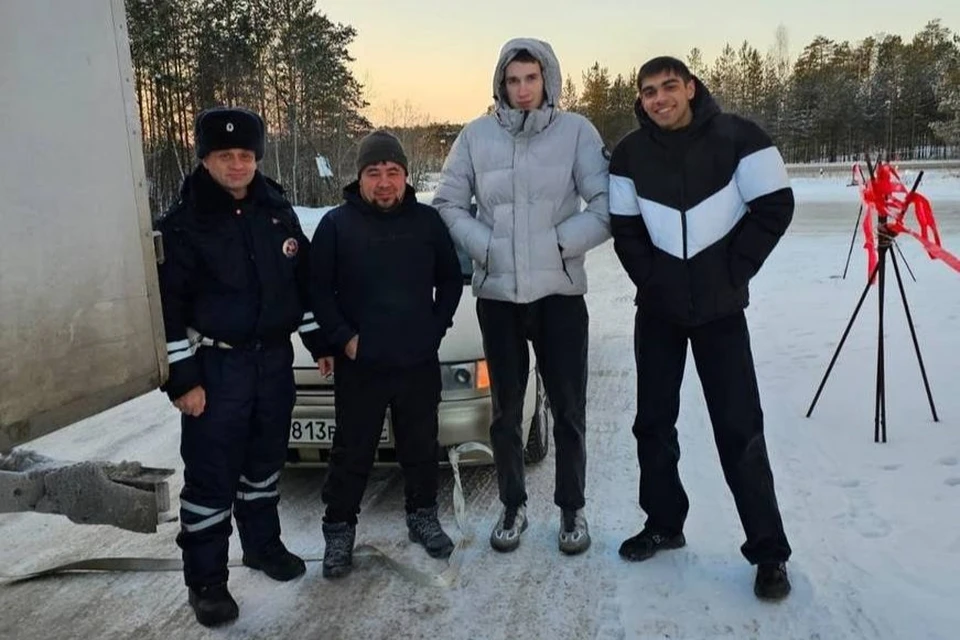 В Югре полицейские помогли замерзающим на дороге путешественникам. Фото: ОМВД России по Сургутскому району