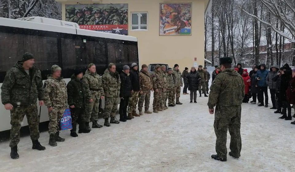 Ещё 12 смолян заключили контракт на службу в Вооруженных Силах РФ. Фото: Правительство Смоленской области.