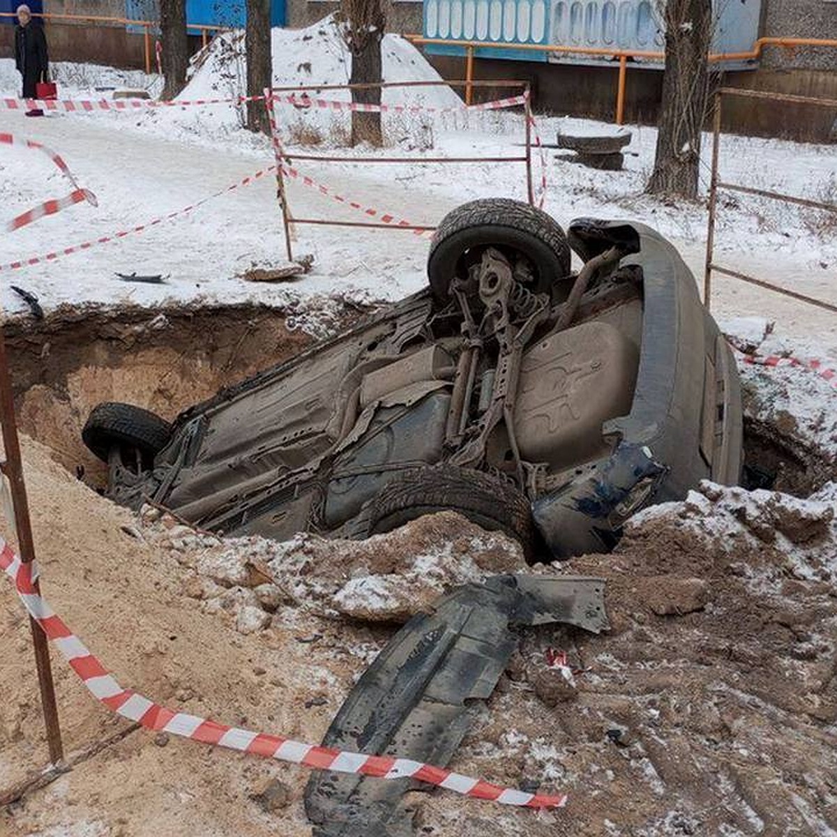 Машина провалилась в яму коммунальных раскопок после ДТП на Суворова в  Липецке - KP.RU