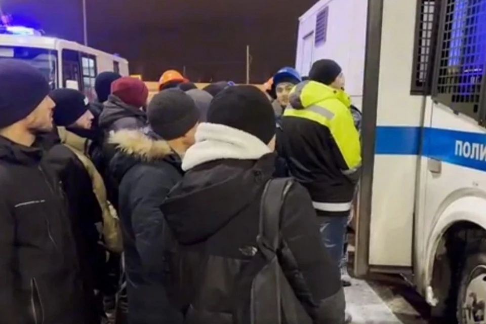 Полицейские задержали еще пять мигрантов за драку у «Лахта Центра».
