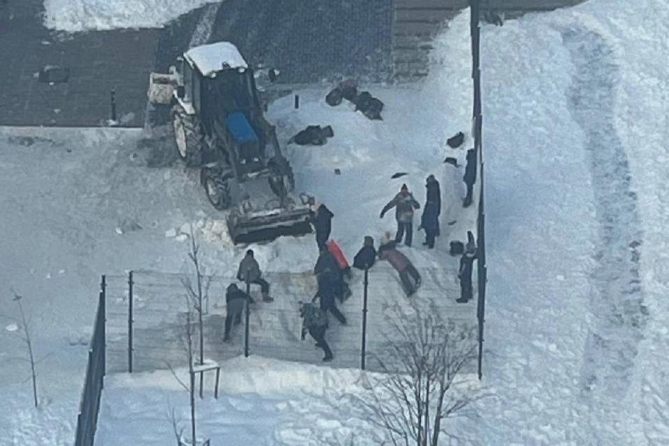 Дети закидали трактор снежками