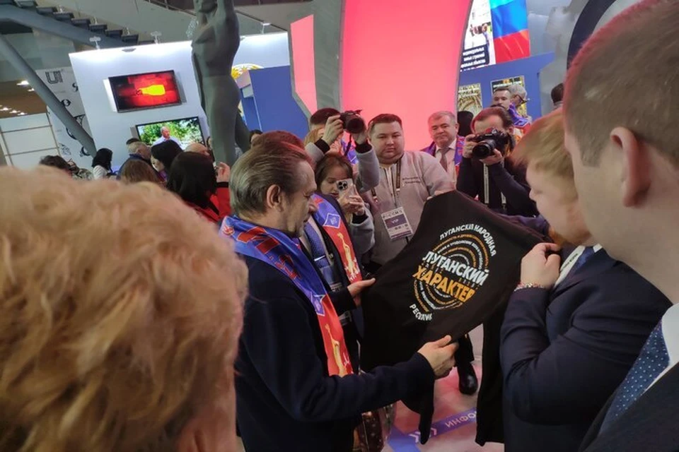 Машкову вручили футболку "Луганский характер"