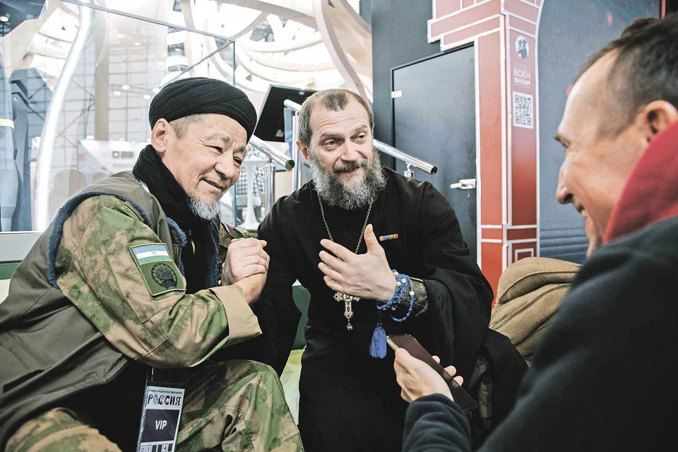 Православный священник и мулла вместе ездят на фронт, рискуя жизнью.